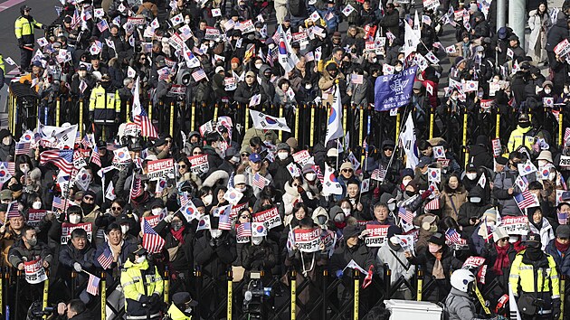 P��znivci jihokorejsk�ho prezidenta Jun Sok-jola v ulic�ch v dob�, kdy se ho policie a ��ady pokusily zatknoiut. (3. ledna 2025)
