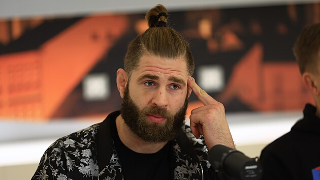 Z�pasn�k Ji�� Proch�zka p�ed odletem na turnaj UFC 311 v Los Angeles. (2. ledna 2025)