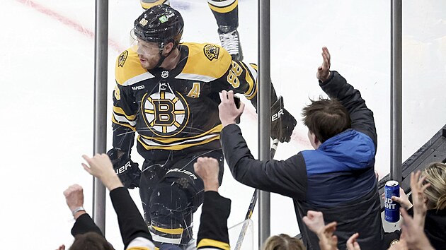 David Pastr��k z Boston Bruins slav� trefu proti New York Islanders.