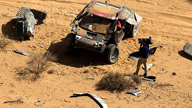 Poni�en� dacia S�bastiena Loeba a Fabiana Lurquina na Rallye Dakar.