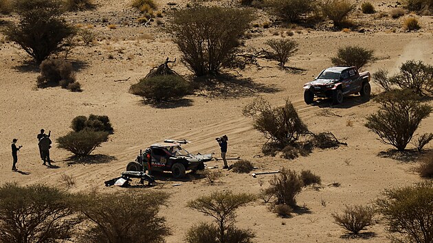 Poni�en� dacia S�bastiena Loeba a Fabiana Lurquina na Rallye Dakar.