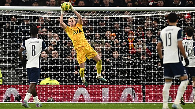 Brank�� Anton�n Kinsk� z Tottenhamu chyt� m�� v semifin�le Ligov�ho poh�ru.