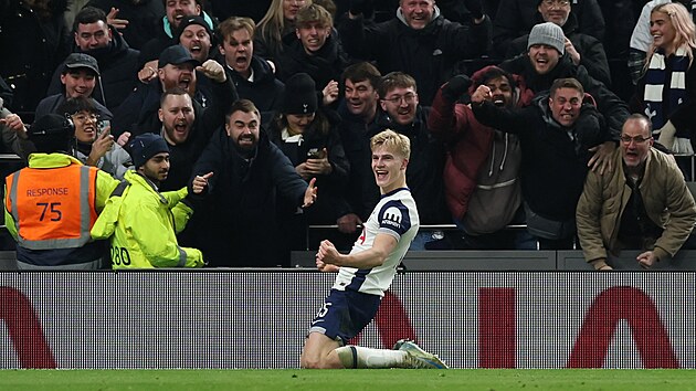 Lucas Bergvall z Tottenhamu se raduje z trefy proti Liverpoolu v semifin�le...