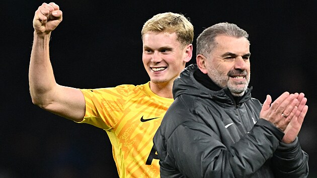 Brank�� Anton�n Kinsk� slav� vedle kou�e Angeho Postecogloua v�hru Tottenhamu v...