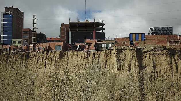 Kdy� se tu prvn� yatiri zas�dlili, byl okraj n�horn� plo�iny mnohem d�l. Te� u� jde o pouh� centimetry. 