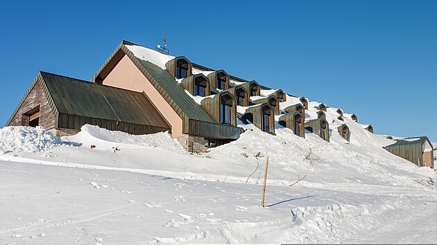 Poryvy v�tru bu�� do oken rychlost� 100 km/h. Okoln� krajina je v zim� krajinou pol�rn�. Sv�t miz� v mlze. Drsn� i kr�sn� je �ivot na V�rovce na h�ebeni Krkono�.