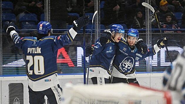 Tom� Vandas (uprost�ed) z Kladna slav� druhou trefu proti Liberci.