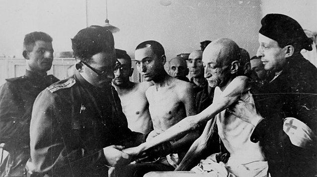 Sov�tsk� l�ka� vy�et�uje v�zn� z koncentra�n�ho t�bora Osv�tim. Vyhubl� p�e�iv�� je in�en�r Rudolf Scherm z V�dn�. (leden 1945)