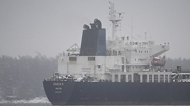 Ropn� tanker Eagle S, kter� kotv� pobl� p��stavu Kilpilahti ve Finsk�m z�livu. (7. ledna 2025)