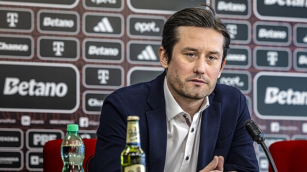 Spar�anský sportovní �editel Tomá� Rosický na tiskové konferenci p�ed startem...