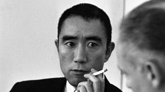 Jukio Mi�ima p�i n�v�t�v� Pa��e (6. ��jna 1965)