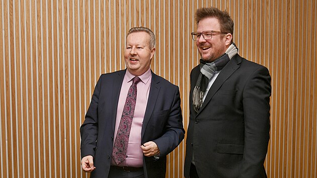 Hejtman steckho kraje Richard Brabec (vlevo) a Daniel Kritof, generln editel adu prce R, ped jednnm o ruen poboek na zem kraje. (9. ledna 2025)