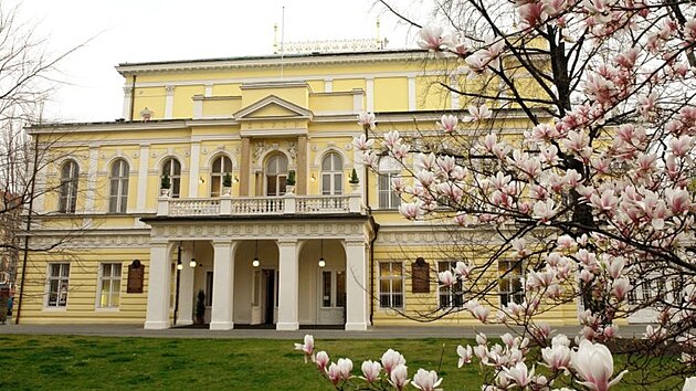 Budova �of�nsk�ho pal�ce na ja�e.