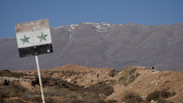 Syrsk� vojensk� z�kladna Golany u hranic s Izraelem jihoz�padn� od Dama�ku na �pat� hory Hermon (arabsky Dzebel Sejch), nejvy���ho vrcholu S�rie. �lo o jeden z c�l� izraelsk�ch n�let� po p�du re�imu Ba��ra Asada. Na snimku z 18. prosince 2024.