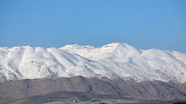 Obsazen� Hermonu Izraelem nen� jen symbolick�. Jedn� se o nejvy��� bod v oblasti s kl��ovou vojenskou a zpravodajskou hodnotou. Podle stanice CNN izrael�t� analytici tvrd�, �e kontrola vrcholu umo��uje elektronick� dohled hluboko na syrsk� �zem� a p�edstavuje tak nenahraditelnou obrannou v�hodu.
