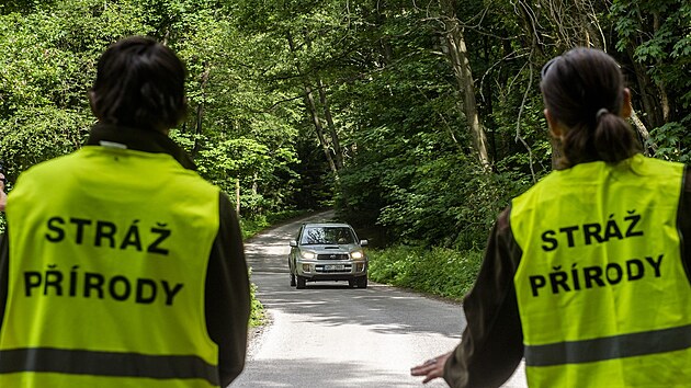 Strazci Krkonosskeho narodniho parku (KRNAP) kontrolovali 19. cervna nad horskou obci Strazne na Trutnovsku u Hribecich Bud povoleni k vjezdu aut do parku. Zamerovali se na neukaznene ridice vjizdejici na uzemi parku bez povoleni.,Image: 669807022, License: Rights-managed, Restrictions: , Model Release: no, Credit line: CTK / Tanecek David
