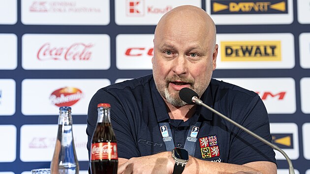 Hlavn� tren�r Patrik Augusta na tiskov� konferenci po n�vratu bronzov�ch junior� z hokejov�ho mistrovstv� sv�ta