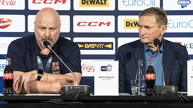 Hlavn� tren�r Patrik Augusta a svazov� prezident Alois Hadamczik na tiskov� konferenci po n�vratu bronzov�ch junior� z hokejov�ho mistrovstv� sv�ta