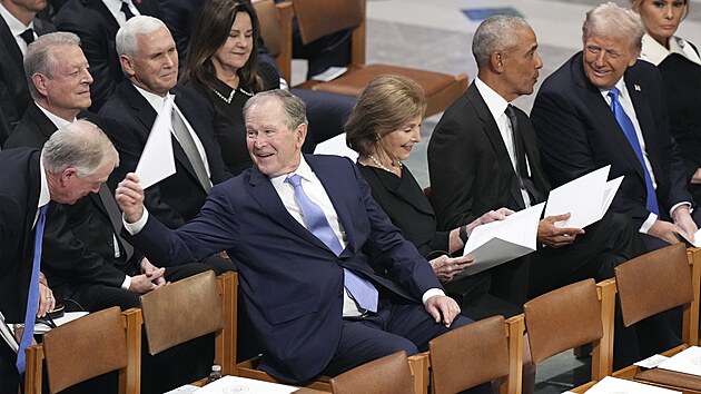 B�val� americk� prezident Barack Obama hovo�� s budouc�m prezidentem Donaldem Trumpem na poh�bu zesnul�ho Jimyho Cartera. (9. ledna 2025)