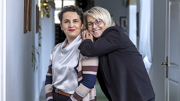 Poslankyn� Martina Ochodnick� z TOP 09 a Marie 
J�lkov� z KDU-�SL