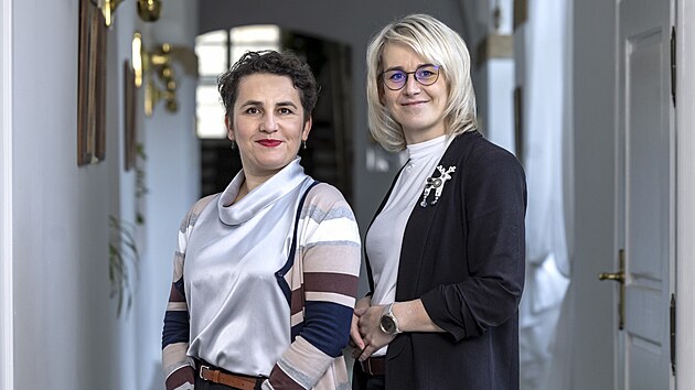 Poslankyn� Martina Ochodnick� (vpravo) z TOP 09 a Marie J�lkov� z KDU-�SL