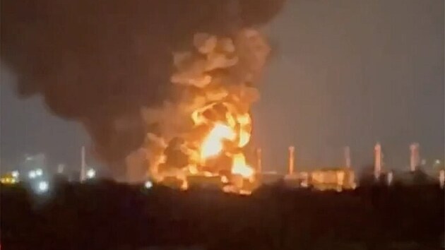 �tok ukrajinsk�ho bezpilotn�ho letounu zp�sobil po��r ve skladu ropy v Engelsu v Saratovsk� oblasti. (8. ledna 2025)