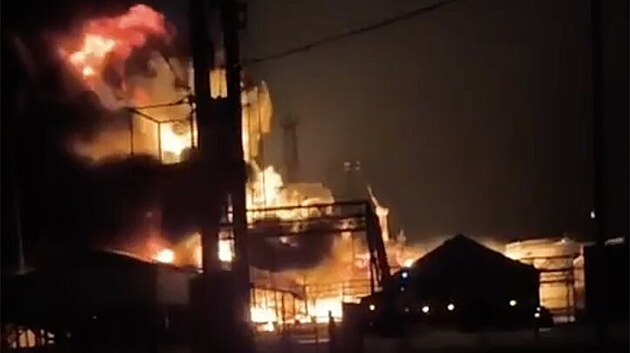 �tok ukrajinsk�ho bezpilotn�ho letounu zp�sobil po��r ve skladu ropy v Engelsu v Saratovsk� oblasti. (8. ledna 2025)