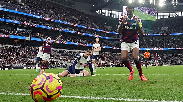 Alexander Isak z Newcastlu(vpravo) pos�l� m�� do br�ny Tottenhamu.