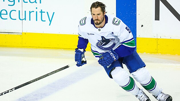 Americk� �to�n�k J.T. Miller na rozbruslen� p�ed z�pasem s Calgary.