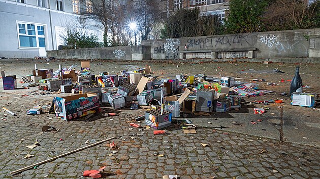 Zbytky pyrotechniky pou�it� b�hem novoro�n�ch oslav v Berl�n� (1. ledna 2025)