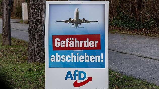 Volebn� plak�t protiimigra�n� strany Alternativa pro N�mecko (AfD) vyb�zej�c� k deportaci nebezpe�n�ch migrant� (3. ledna 2025)