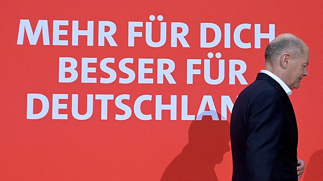N�meck� kancl�� Olaf Scholz se ��astn� zased�n� v�konn�ho v�boru sv�ch soci�ln�ch demokrat� (SPD) v r�mci kampan� p�ed n�meck�mi parlamentn�mi volbami. (5. ledna 2025)