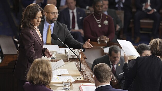 Viceprezidentka Kamala Harrisov� jako p�edsedkyn� Sen�tu p�ed ob�ma komorami Kongresu ofici�ln� potvrdila v�t�zstv� sv�ho protivn�ka v Donalda Trumpa v prezidentsk�ch volb�ch. (6. ledna 2025)