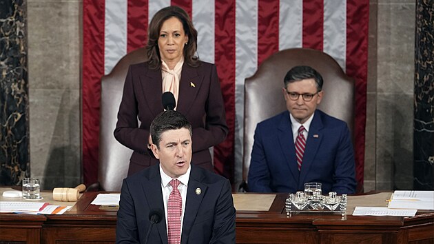 Viceprezidentka Kamala Harrisov� jako p�edsedkyn� Sen�tu p�ed ob�ma komorami Kongresu ofici�ln� potvrdila v�t�zstv� sv�ho protivn�ka v Donalda Trumpa v prezidentsk�ch volb�ch. (6. ledna 2025)