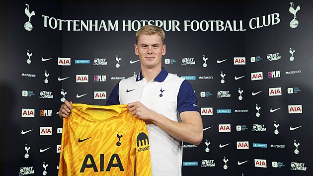 esk fotbalov brank Antonn Kinsk pzuje s dresem anglickho Tottenhamu,...