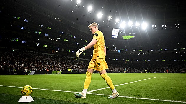 �esk� brank�� Anton�n Kinsk� p�i premi��e v anglick�m Tottenhamu. Nastoupil v �vodn�m semifin�le Ligov�ho poh�ru proti Liverpoolu.
