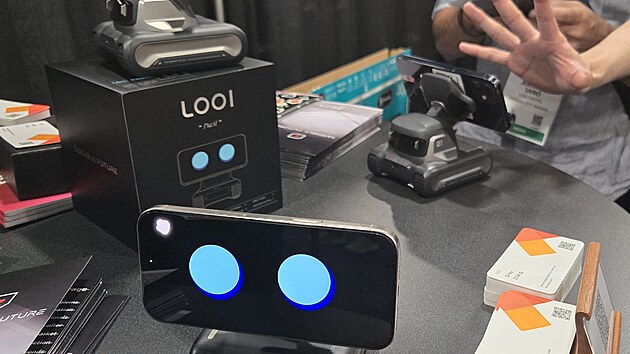 Looi robot s mobilem