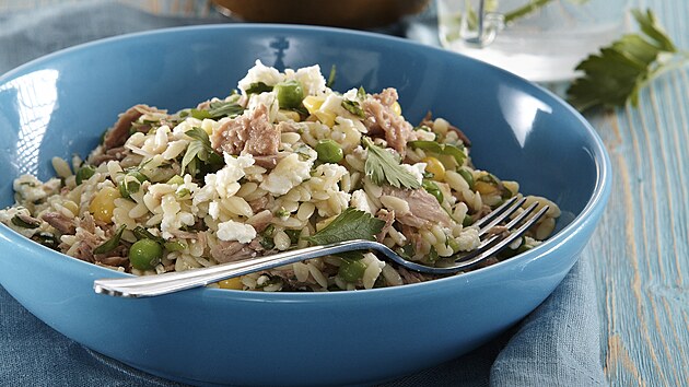 Tstovinový salát s kukuicí, hrákem a tuákem