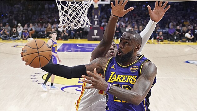 LeBron James zakon�uje pod ko�em.