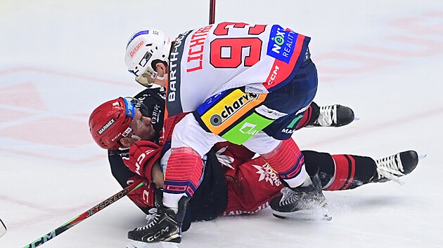 Pardubick� �to�n�k Jakub Lichtag v souboji se soupe�em.