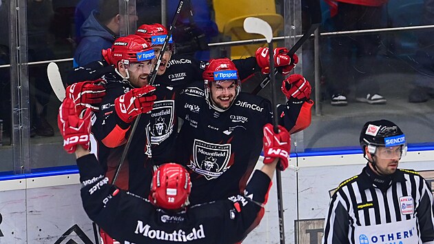 Hr��i Hradce se raduj� z branky proti Pardubic�m.