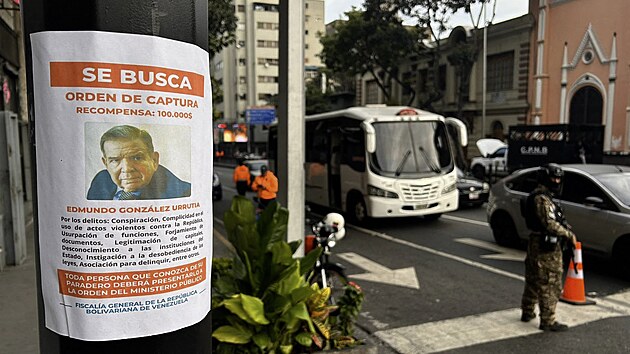 Venezuelsk policie upozornila, e zatkne opozinho prezidentskho kandidta Edmunda Gonzleze Urrutiu (na letku), pokud se vrt do vlasti. Po loskch volbch uprchl do panlska. (6. ledna 2025)