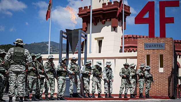 Ulice Caracasu p�ed prezidentskou inaugurac� pln� p��znivci staronov�ho venezuelsk�ho prezidenta Nicol�se Madura, v�etn� �len� jeho lidov�ch milic. (7. ledna 2025)