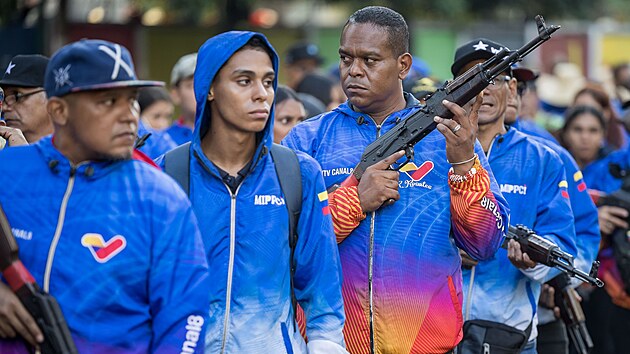 Ulice Caracasu p�ed prezidentskou inaugurac� pln� p��znivci staronov�ho venezuelsk�ho prezidenta Nicol�se Madura, v�etn� �len� jeho lidov�ch milic. (7. ledna 2025)