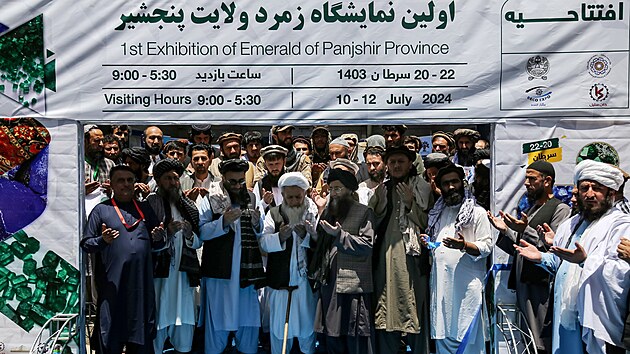 Hnut� T�lib�n uspo��dalo v afgh�nsk� provincii Pand���r v�stavu smaragd� a dal��ch drahokam� i r�zn�ch �emesln�ch v�robk�. (10. �ervence 2024)