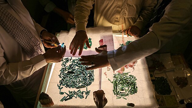 Hnut� T�lib�n uspo��dalo v afgh�nsk� provincii Pand���r v�stavu smaragd� a dal��ch drahokam� i r�zn�ch �emesln�ch v�robk�. (10. �ervence 2024)