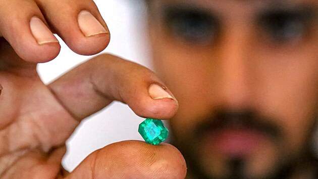 Hnut� T�lib�n uspo��dalo v afgh�nsk� provincii Pand���r v�stavu smaragd� a dal��ch drahokam� i r�zn�ch �emesln�ch v�robk�. (10. �ervence 2024)