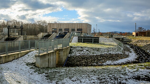 Mal� vodn� elektr�rna Plan� stoj� na Vltav� mezi bud�jovickou �tvrt� Ro�nov a Planou. Jej� sou��st� je i ryb� p�echod.