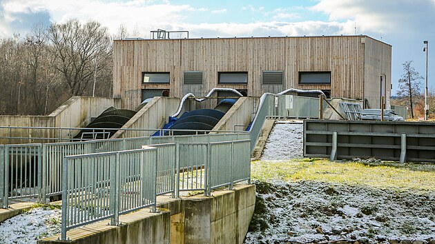 Mal� vodn� elektr�rna Plan� stoj� na Vltav� mezi bud�jovickou �tvrt� Ro�nov a Planou. Jej� t�i velk� Archim�dovy �rouby zp�sobuj� v mraziv�ch dnech hluk, kter� ru�� obyvatele v �irok�m okol�.