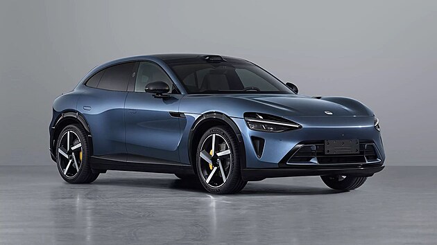 Purosangue na baterky. ��nsk� zna�ka smartphon� a dal��ch dom�c�ch spot�ebi�� Xiaomi nep�est�v� p�ekvapovat. Po sedanu SU7 p�edstavila elektrick� SUV YU7, kter� evokuje Ferrari Purosangue, a to nejen sv�m vzhledem, proporcemi, ale i v�konem. Je postaven� na stejn� platform� jako SU7 s kapacitou baterie a� 101 kWh a u vrcholn� verze vyvine v�kon 691 kon�. Zat�m. A� doraz� top verze Ultra bude k dispozici p�es 1 500 kon�. Nem�li by se u Ferrari za��t b�t?